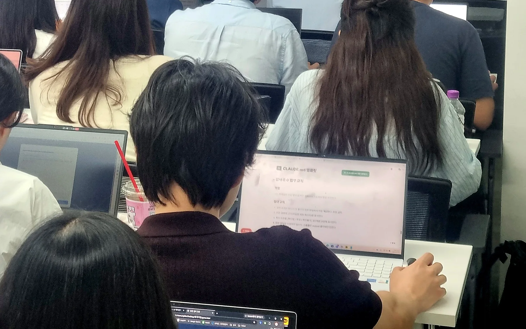 노트북으로 업무 규칙 템플릿을 작성하는 교육생